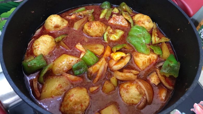 咖喱丸子烩杂蔬,搅拌均匀，转中大火