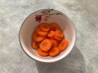 咖喱丸子烩杂蔬,胡萝卜去皮洗净之后切成圆片