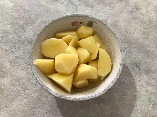 咖喱丸子烩杂蔬,土豆去皮洗净之后切成滚刀块