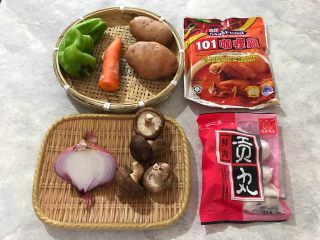 咖喱丸子烩杂蔬,首先我们准备好所有食材