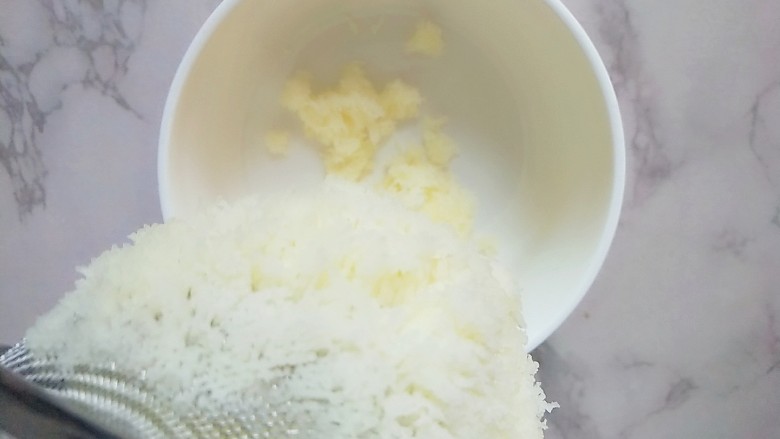 #宝宝辅食#多彩土豆条,并且过筛土豆泥，这里是为了土豆泥更加细腻（此时，可以烧一锅热水了）