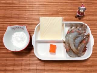 【宝宝辅食】芝士虾丸,准备食材：鲜虾 8个、芝士片 1片、胡萝卜 一小块、玉米淀粉 10 g