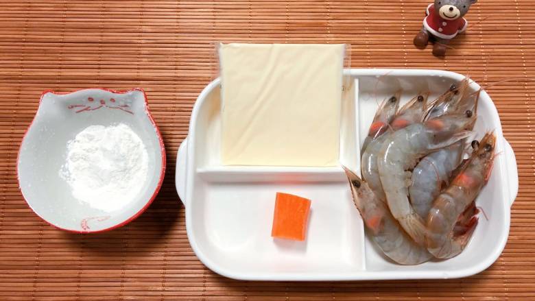 【宝宝辅食】芝士虾丸,准备食材：鲜虾 8个、芝士片 1片、胡萝卜 一小块、玉米淀粉 10 g