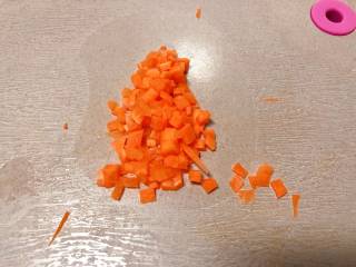 【宝宝辅食】芝士虾丸, 胡萝卜去皮切成小段