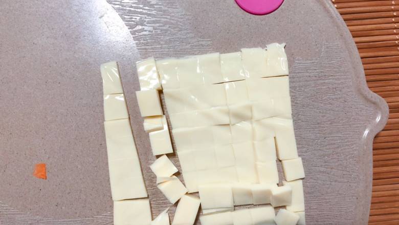 【宝宝辅食】芝士虾丸,奶酪切成小块
