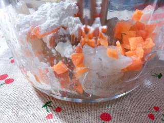 【宝宝辅食】芝士虾丸, 把虾放入搅拌机，同时放入胡萝卜丁和玉米淀粉，玉米淀粉可以使虾泥更容易成型
