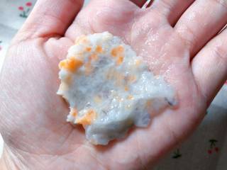 【宝宝辅食】芝士虾丸,双手粘水，能防止粘黏，取适量虾泥放在手心