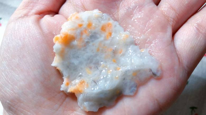 【宝宝辅食】芝士虾丸,双手粘水，能防止粘黏，取适量虾泥放在手心