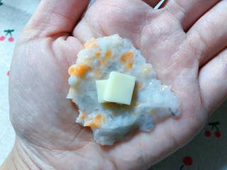 【宝宝辅食】芝士虾丸,取两小片芝士放在虾泥中间