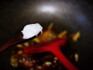 海带冻豆腐炖海虾,小火翻炒出红油后、加入白糖和适量盐
