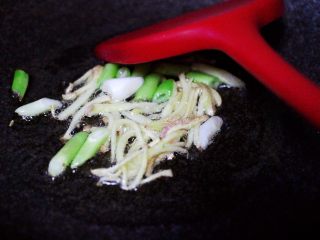 海带冻豆腐炖海虾,热锅热油爆香葱姜丝