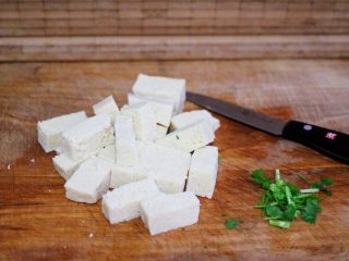 海带冻豆腐炖海虾,冻豆腐用刀切成块状