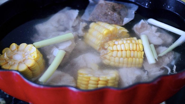 夏天就要多喝这道排骨玉米汤，营养又鲜香味美！,一次加入足够的清水