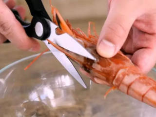 阿根廷红虾鲜美无比，分分钟征服你的味蕾！,剪掉虾枪、虾脚，开背去虾线