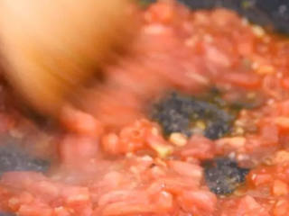 阿根廷红虾鲜美无比，分分钟征服你的味蕾！,将西红丁倒入锅中，炒软