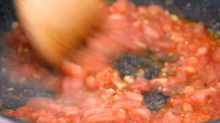 阿根廷红虾鲜美无比，分分钟征服你的味蕾！,将西红丁倒入锅中，炒软