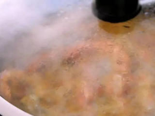 阿根廷红虾鲜美无比，分分钟征服你的味蕾！,倒入虾，中火关盖焖3分钟