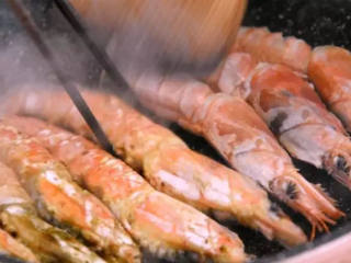 阿根廷红虾鲜美无比，分分钟征服你的味蕾！,热锅冷油，下虾两面煎一下，盛出备用