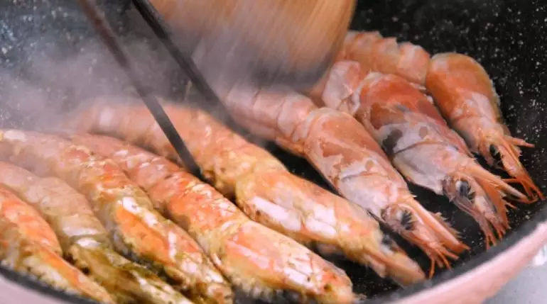 阿根廷红虾鲜美无比，分分钟征服你的味蕾！,热锅冷油，下虾两面煎一下，盛出备用