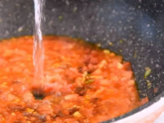 阿根廷红虾鲜美无比，分分钟征服你的味蕾！,加入盐、糖、生抽、清水，炒匀