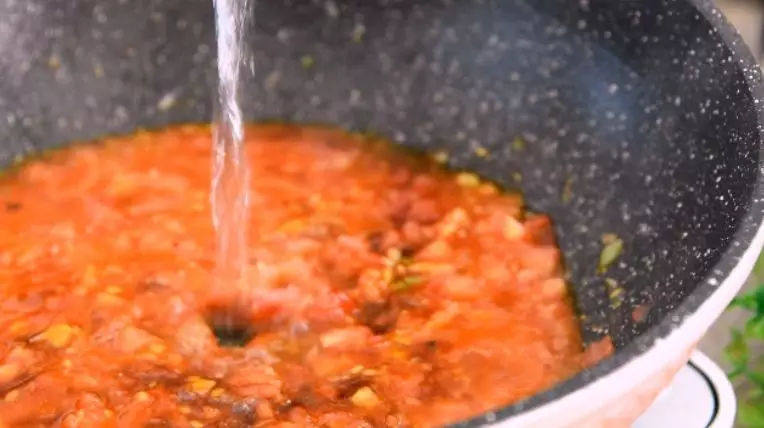 阿根廷红虾鲜美无比，分分钟征服你的味蕾！,加入盐、糖、生抽、清水，炒匀