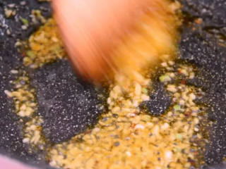 阿根廷红虾鲜美无比，分分钟征服你的味蕾！,倒入辣椒油，小火炒出红油