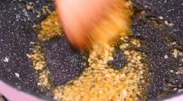 阿根廷红虾鲜美无比，分分钟征服你的味蕾！,倒入辣椒油，小火炒出红油