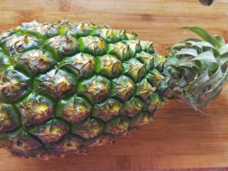 好滋味腊味菠萝炒饭,准备一个新鲜熟透的菠萝