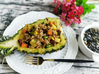 好滋味腊味菠萝炒饭,简单做个紫菜蛋花汤，简单又美味的午餐