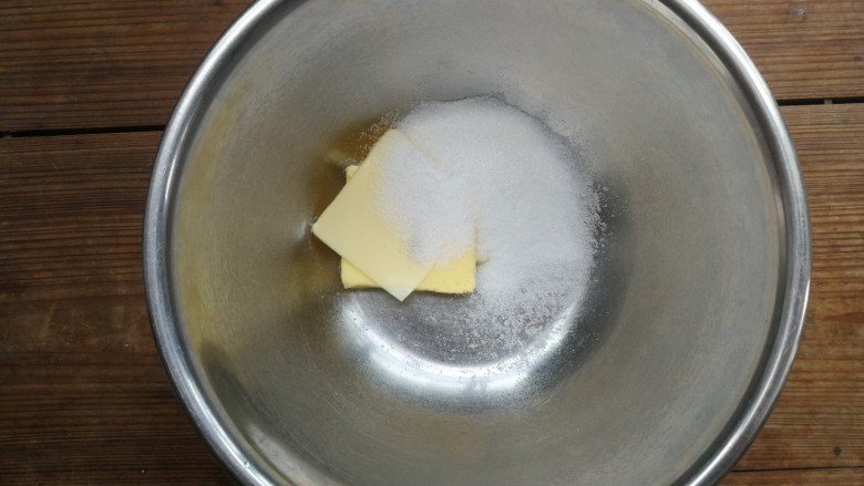 罗马盾牌,软化后的黄油加入盐和细砂糖，用电动打蛋器打发