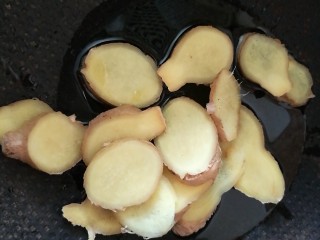 夏日滋阴，红糖姜母鸭,锅中热油，倒入姜片