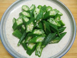快手菜――美味又营养的鸡蛋秋葵,把秋葵切段放碗里待用。