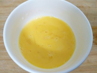 快手菜――美味又营养的鸡蛋秋葵,鸡蛋打入碗中用筷子打散成蛋液加一点盐搅拌均匀。