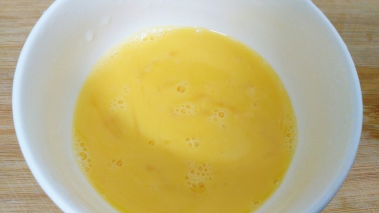 快手菜――美味又营养的鸡蛋秋葵,<a style='color:red;display:inline-block;' href='/shicai/ 9'>鸡蛋</a>打入碗中用筷子打散成蛋液加一点盐搅拌均匀。