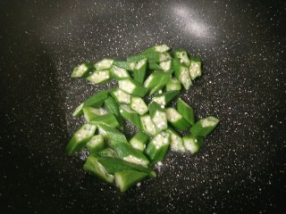 快手菜――美味又营养的鸡蛋秋葵,另起锅再加适量油，倒入秋葵翻炒，再加少许盐炒均匀。