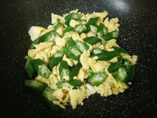 快手菜――美味又营养的鸡蛋秋葵,然后把炒好的鸡蛋倒进去和秋葵快速翻炒均匀即可。