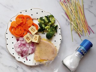 宝宝辅食—鹅肝豆腐蔬菜汤面,准备好食材：胡萝卜去皮压花，西兰花洗干净后切小朵，洋葱切丁