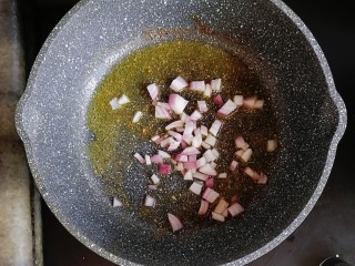 宝宝辅食—鹅肝豆腐蔬菜汤面,直接用煎鹅肝出的油，倒入洋葱炒香