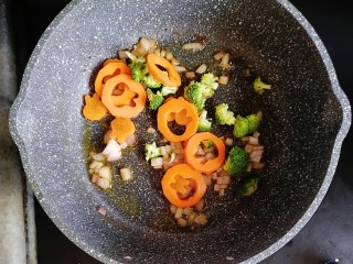 宝宝辅食—鹅肝豆腐蔬菜汤面,倒入胡萝卜和西兰花翻炒至断生