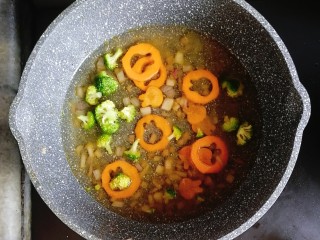 宝宝辅食—鹅肝豆腐蔬菜汤面,倒入一大碗清水