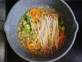 宝宝辅食—鹅肝豆腐蔬菜汤面,清水煮开后，放入面条