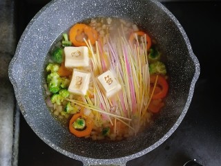 宝宝辅食—鹅肝豆腐蔬菜汤面,面条煮软后，放入3块卡通豆腐（没有卡通豆腐用普通豆腐代替也行）