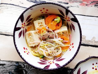 宝宝辅食—鹅肝豆腐蔬菜汤面,装碗后，把煎熟的鹅肝放上即可
