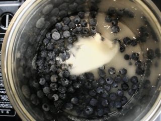 格兰诺拉酸奶,锅中加入蓝莓，糖，水
