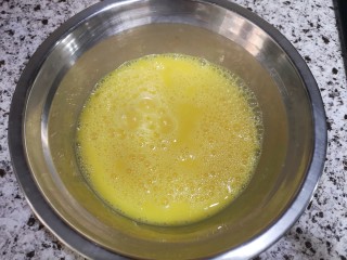 素三鲜水饺,打鸡蛋之前先把面粉和好放在容器里用保鲜膜密封醒面