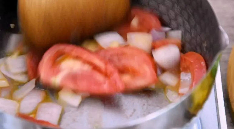 墨西哥著名的辣椒牛肉酱汤的做法,热锅冷油，下蒜末、洋葱，爆香，爆香后，放入西红柿片，炒软