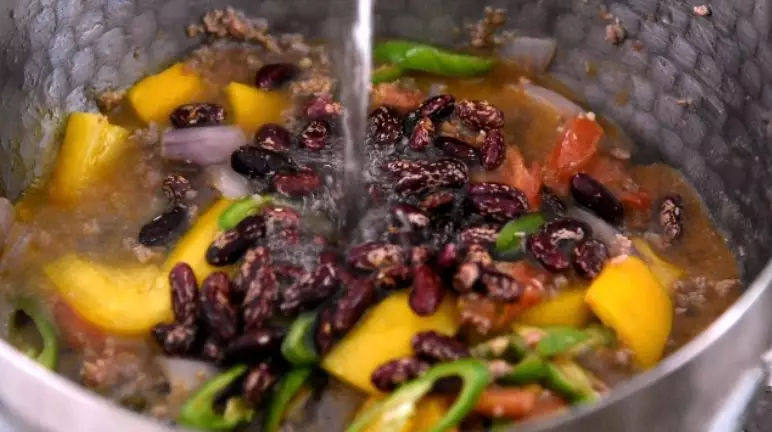 墨西哥著名的辣椒牛肉酱汤的做法,入甜椒、青尖椒、红肾豆，再倒入清水