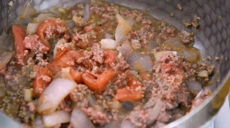 墨西哥著名的辣椒牛肉酱汤的做法,再将牛肉末下锅，炒至变色