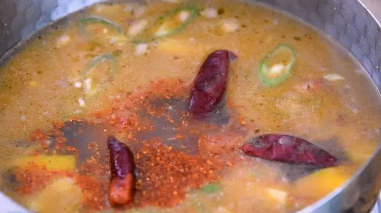 墨西哥著名的辣椒牛肉酱汤的做法,再加入墨西哥辣椒、辣椒粉、干辣椒