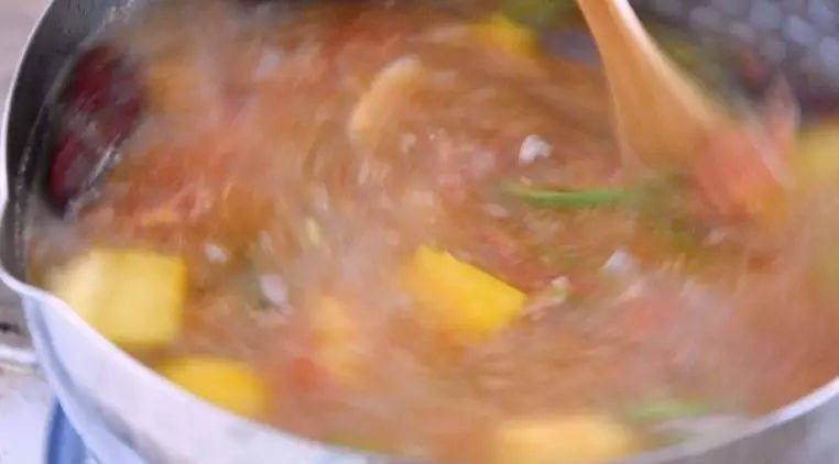 墨西哥著名的辣椒牛肉酱汤的做法,拌匀，小火煮25分钟